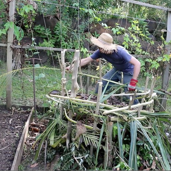 Simple compost weaving pile
