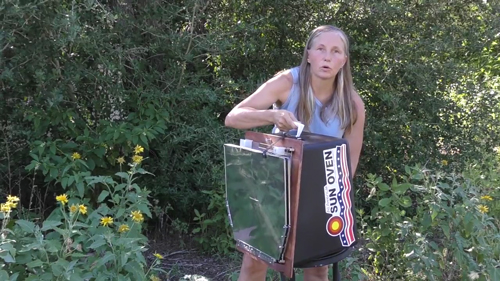 Easy outdoor kitchen: cook with the sun using a sun oven!