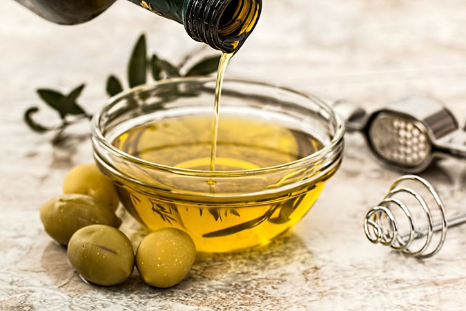 Use olive oil to treat ear mites in rabbits