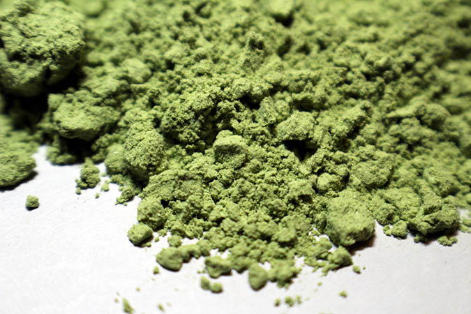 Use mature cleavers in powder form to benefit from its silica content. (The Grow Network)