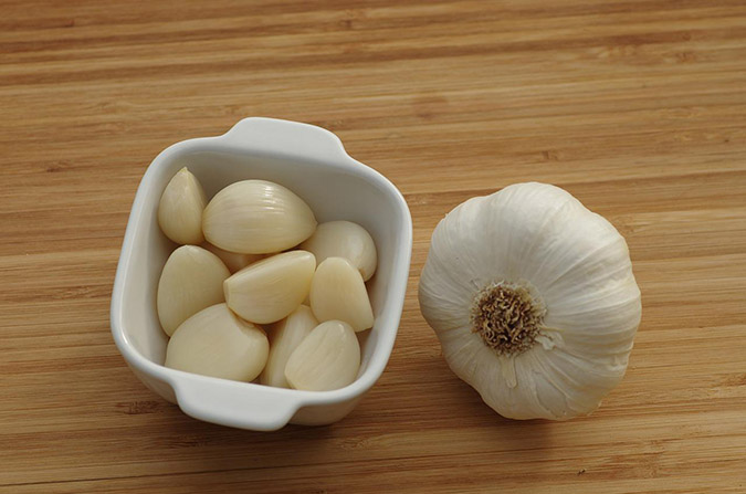 The fastest way to peel garlic (The Grow Network)