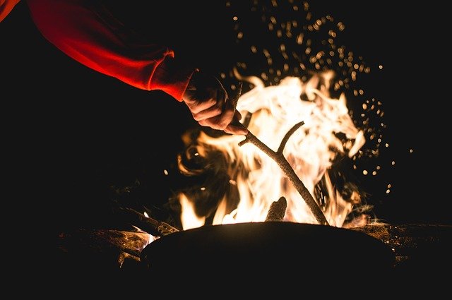 How_To_Stay_Warm_Outside_In_Winter-The_Grow_Network-Make_A_Fire