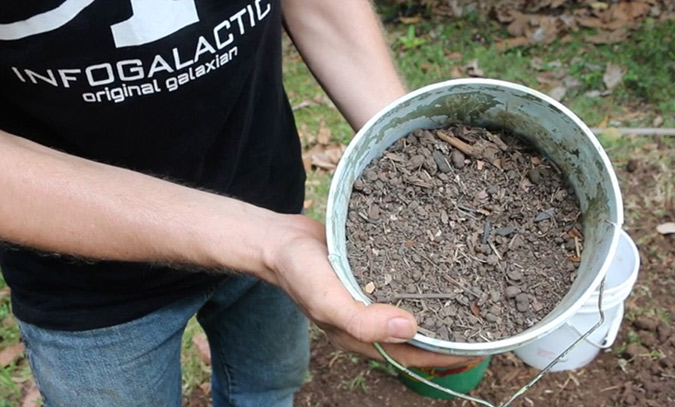 How to make Mama Judy's go-to soil mix with three ingredients! 👩🏻‍🌾  #shorts #urbangarden #soil 