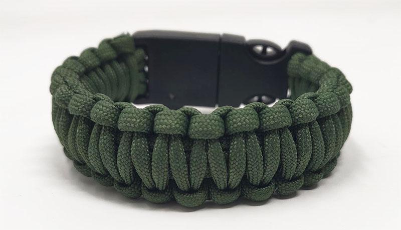 Here's how to make the most of the 5 features built into the Grow Paracord Survival Bracelet
